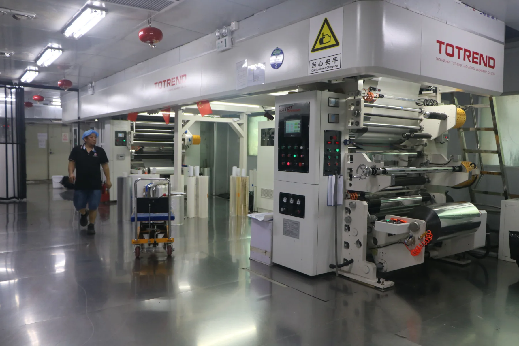 Lamination equipment with film rolls in a flexible packaging workshop